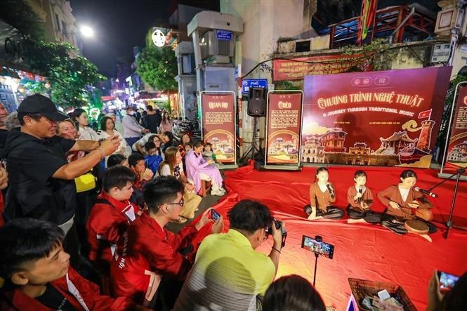 El interés por el arte tradicional se refleja en la gran concurrencia de locales y visitantes. (Foto: VNA) El interés por el arte tradicional se refleja en la gran concurrencia de locales y visitantes. (Foto: VNA)