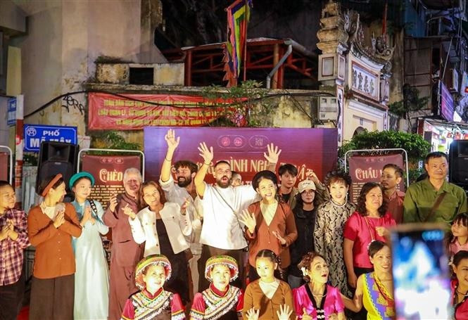 El espacio de arte tradicional atrae la atención de numerosos residentes y turistas. (Foto: VNA) El espacio de arte tradicional atrae la atención de numerosos residentes y turistas. (Foto: VNA)