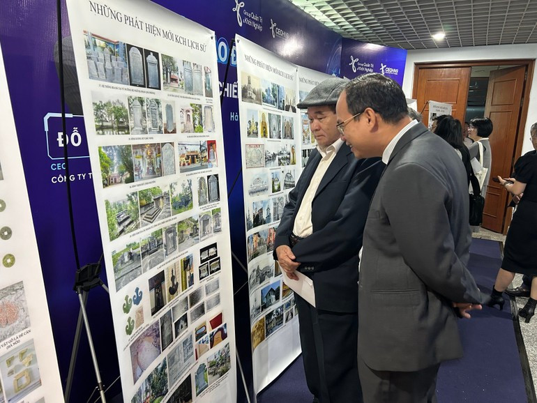 Visitantes a la exhibición sobre los nuevos hallazgos arqueológicos de 2025.