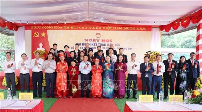 El miembro permanente del Secretariado del Comité Central del Partido, Tran Cam Tu, asiste al Festival de la Gran Unidad Nacional en las aldeas de Ho Sen y Ngoi Len, comuna de Thac Ba. (Foto: VNA)