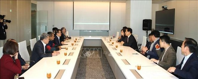 En el encuentro entre la delegación vietnamita y el diario Hankook Ilbo. (Foto: VNA)