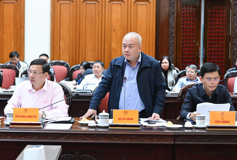 Do Thanh Trung, viceministro de Finanzas, interviene en la reunión.