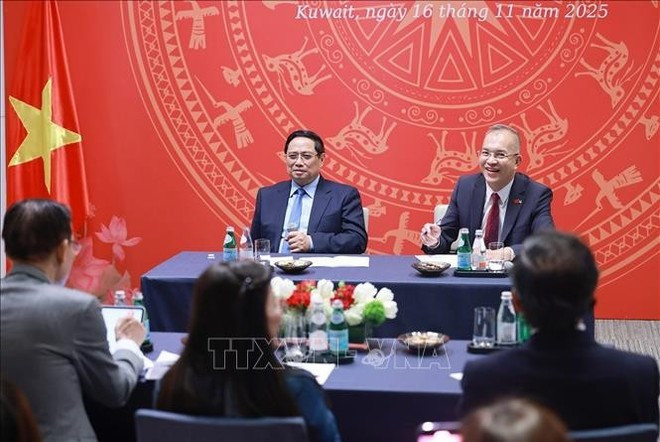 El primer ministro Pham Minh Chinh se reúne con personal de la embajada y la comunidad vietnamita en Kuwait. (Foto: VNA)