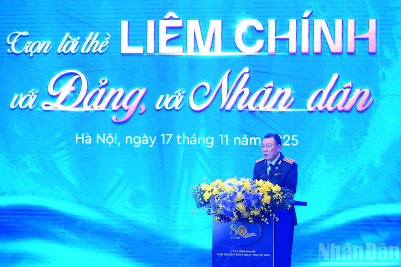 Doan Hong Phong, inspector general del Gobierno, pronuncia el discurso conmemorativo.