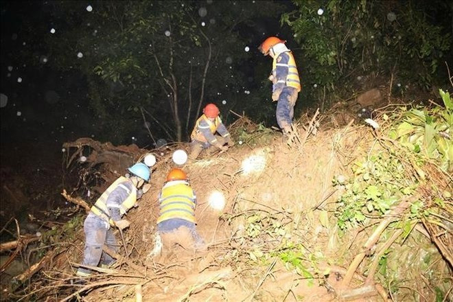 Las autoridades buscan a las víctimas desaparecidas en la zona del paso de Khanh Son. (Foto: VNA)