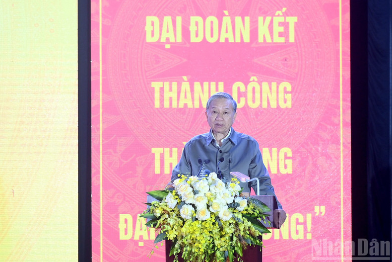 El máximo dirigente partidista entrega obsequios a los residentes de Thuong Cat.