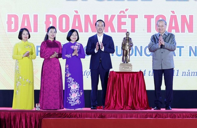 El secretario general del Partido Comunista de Vietnam (PCV), To Lam, entrega una estatua del Presidente Ho Chi Minh al barrio de Thuong Cat. (Foto: VNA)