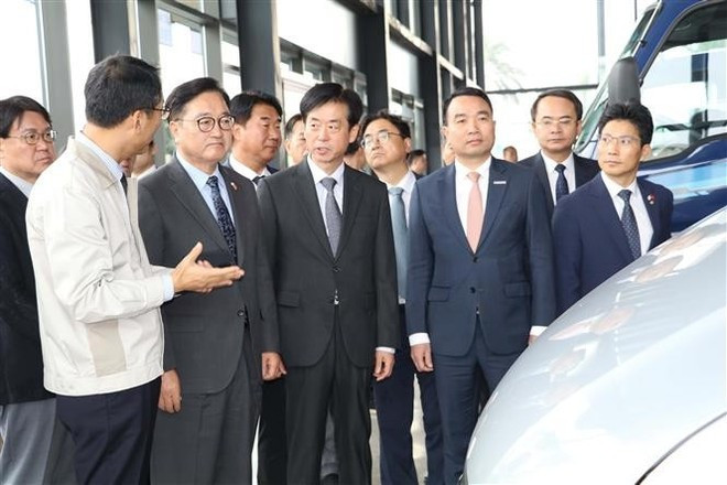 El presidente de la Asamblea Nacional de Corea del Sur, Woo Won Shik, visita la empresa Hyundai Thanh Cong. (Foto: VNA)
