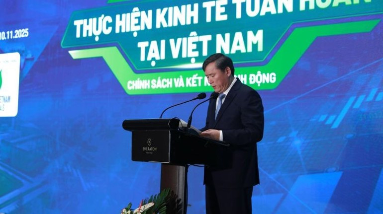 El profesor y doctor Le Van Loi, presidente de la Academia de Ciencias Sociales de Vietnam, habla en el evento.