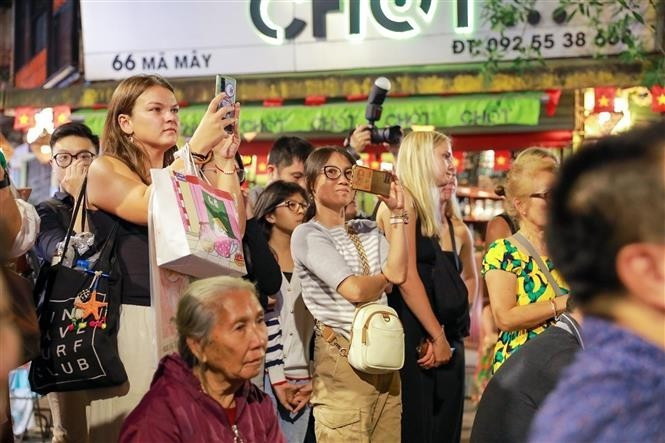 Turistas internacionales muestran gran entusiasmo por las presentaciones de arte tradicional. (Foto: VNA) Turistas internacionales muestran gran entusiasmo por las presentaciones de arte tradicional. (Foto: VNA)