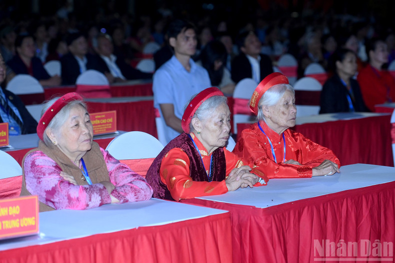 Los ancianos del barrio Thuong Cat en la cita.
