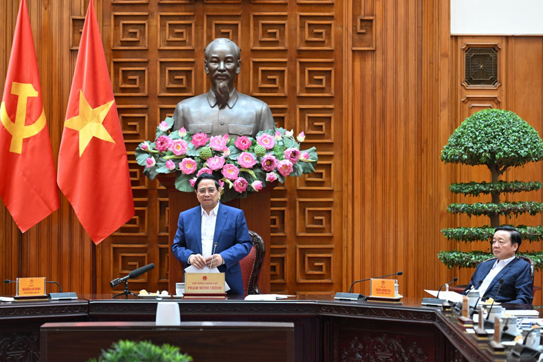 El primer ministro Pham Minh Chinh habla en la reunión.
