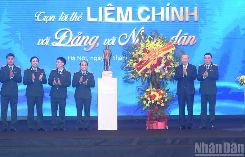 To Lam entrega al sector de inspección de Vietnam la estatua del Presidente Ho Chi Minh.