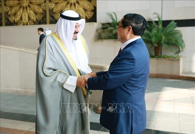 El primer ministro de Kuwait, el jeque Ahmad Abdullah Al-Ahmad Al-Sabah, preside la ceremonia de bienvenida a su homólogo de Vietnam, Pham Minh Chinh. (Foto: VNA)