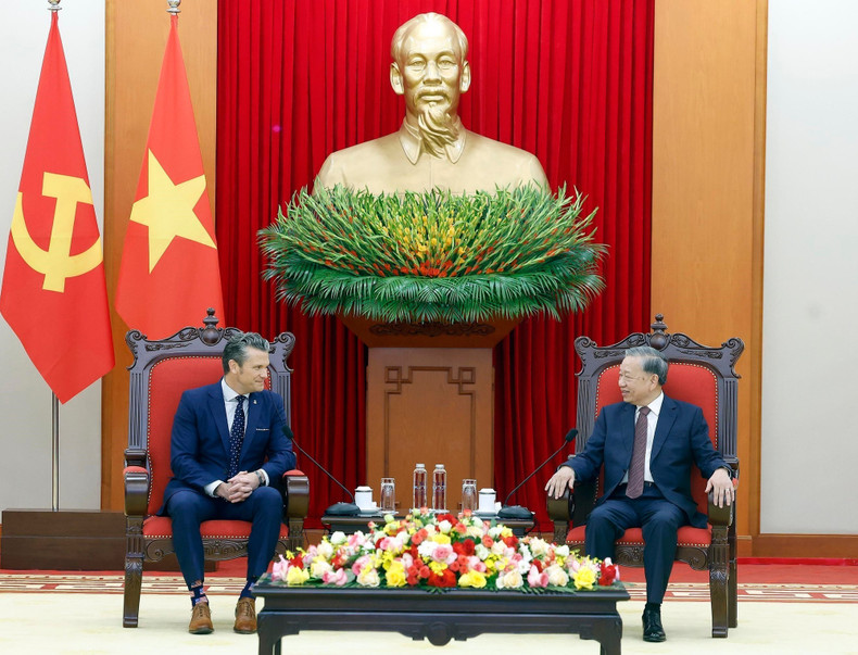 El secretario general del PCV, To Lam, recibe al secretario de Guerra de Estados Unidos, Pete Hegseth. (Foto: VNA)