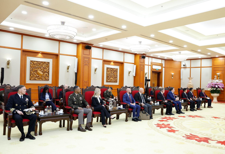 Delegación que acompaña al secretario de Guerra de Estados Unidos, Pete Hegseth, en la reunión. (Foto: VNA)