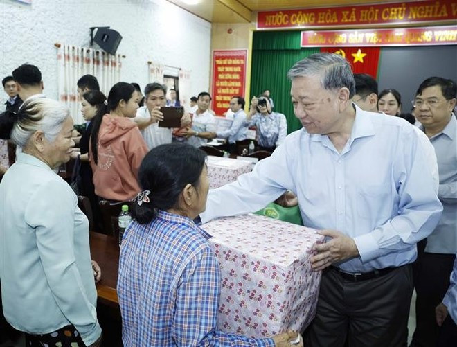 El secretario general del Partido Comunista de Vietnam, To Lam, entrega regalos al pueblo de Hue. (Foto: VNA) El secretario general del Partido Comunista de Vietnam, To Lam, entrega regalos al pueblo de Hue. (Foto: VNA)