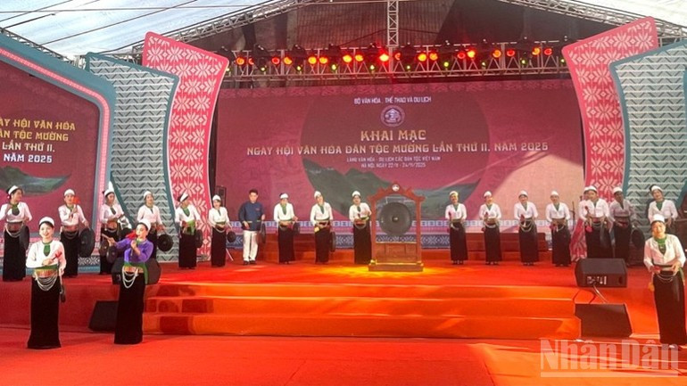 Interpretación colectiva de gongs, canciones y danzas folclóricas.