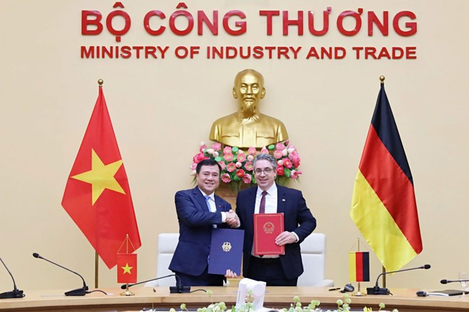 El viceministro de Industria y Comercio de Vietnam, Nguyen Sinh Nhat Tan, y el secretario de Estado Parlamentario del Ministro Federal de Economía y Energía, Stefan Rouenhoff. (Foto: VNA)