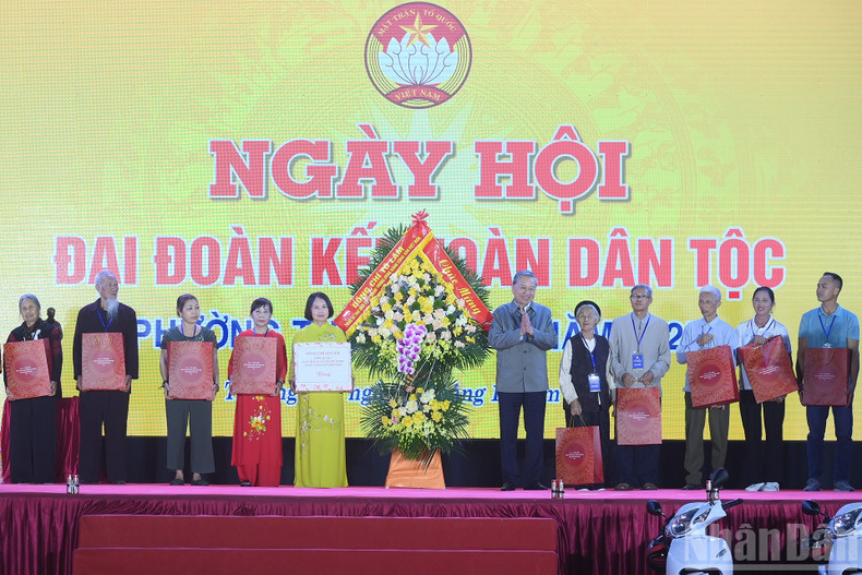 El líder partidista del PCV, To Lam, y los delegados.