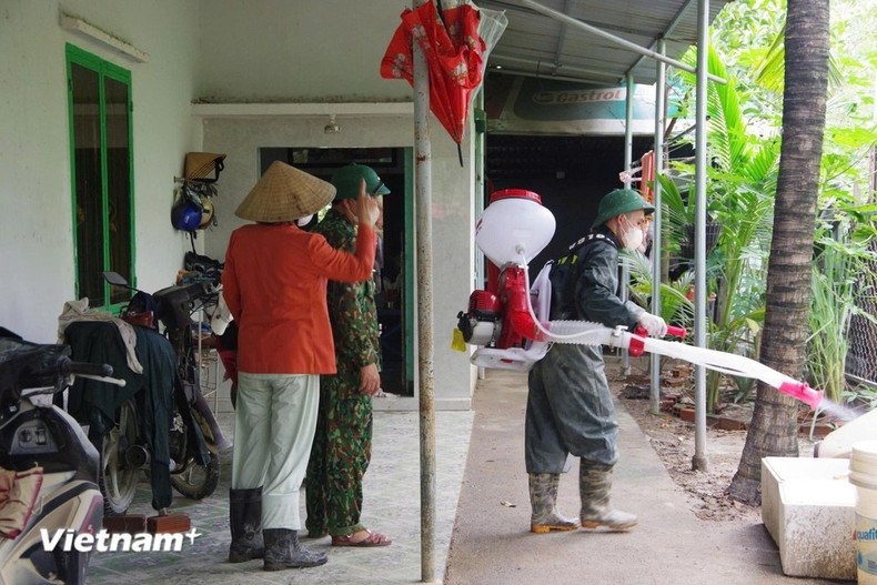 La limpieza ambiental se lleva a cabo con urgencia, incluyendo la desinfección de todas las áreas, garantizando la salud pública y reduciendo el riesgo de brotes, para que la población pueda retomar cuanto antes su vida cotidiana. (Foto: VNA)