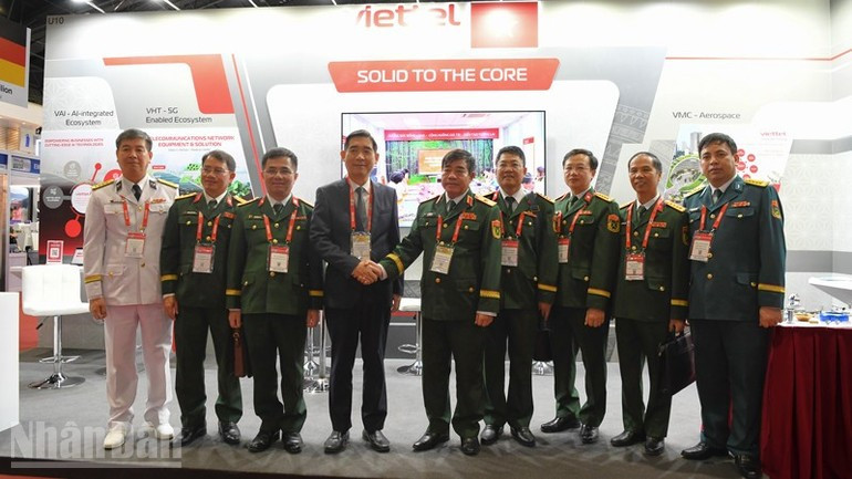 La delegación del Ejército Popular de Vietnam y el embajador vietnamita en Tailandia, Pham Viet Hung, visitan el stand de Viettel.