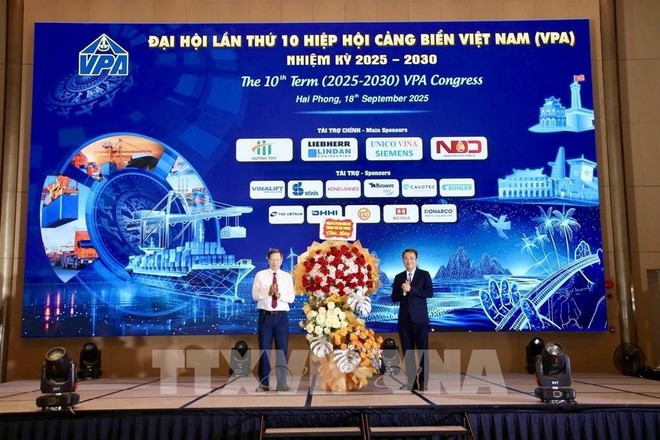 El vicepresidente permanente del Comité Popular de Hai Phong felicita a la Asociación de Puertos Marítimos de Vietnam. (Foto: VNA) El vicepresidente permanente del Comité Popular de Hai Phong felicita a la Asociación de Puertos Marítimos de Vietnam. (Foto: VNA)