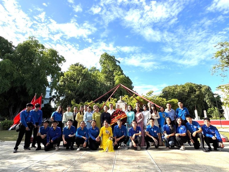 Delegados se toman una foto de recuerdo frente al Monumento a Ho Chi Minh en el parque que lleva su nombre, en La Habana (Cuba). (Foto: Embajada de Vietnam en Cuba). Delegados se toman una foto de recuerdo frente al Monumento a Ho Chi Minh en el parque que lleva su nombre, en La Habana (Cuba). (Foto: Embajada de Vietnam en Cuba).