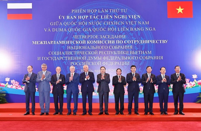 El presidente de la Asamblea Nacional de Vietnam, Tran Thanh Man, el titular de la Duma Estatal de Rusia, Vyacheslav Volodin, y delegados en la cuarta reunión del Comité de Cooperación Interparlamentaria. (Foto: VNA) El presidente de la Asamblea Nacional de Vietnam, Tran Thanh Man, el titular de la Duma Estatal de Rusia, Vyacheslav Volodin, y delegados en la cuarta reunión del Comité de Cooperación Interparlamentaria. (Foto: VNA)