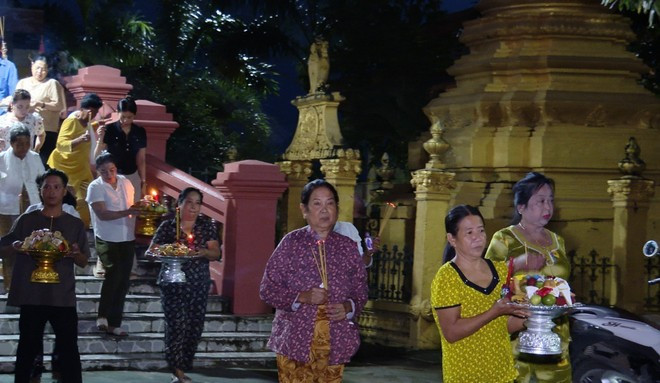 El Festival anual de Sene Dolta de los Khmer comienza entre el 15 y el 30 de julio según el calendario lunar. Las familias Khmer suelen ir al templo para ofrecer arroz y otros alimentos a los monjes. (Foto: VNA) El Festival anual de Sene Dolta de los Khmer comienza entre el 15 y el 30 de julio según el calendario lunar. Las familias Khmer suelen ir al templo para ofrecer arroz y otros alimentos a los monjes. (Foto: VNA)
