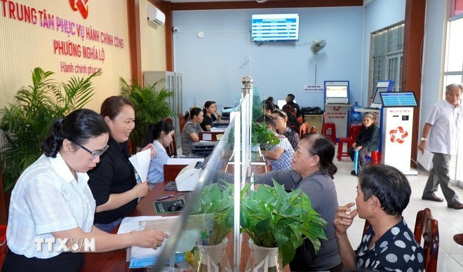 Los ciudadanos acuden a realizar trámites administrativos en el Centro de Servicios Administrativos Públicos del barrio Nghia Lo, provincia de Lao Cai. (Foto: VNA) Los ciudadanos acuden a realizar trámites administrativos en el Centro de Servicios Administrativos Públicos del barrio Nghia Lo, provincia de Lao Cai. (Foto: VNA)
