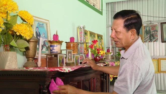Las familias Khmer de la provincia de Ca Mau limpian y decoran el altar para ofrecer frutas y otros productos en homenaje a sus ancestros. (Foto: VNA) Las familias Khmer de la provincia de Ca Mau limpian y decoran el altar para ofrecer frutas y otros productos en homenaje a sus ancestros. (Foto: VNA)