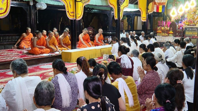 Durante el Sene Dolta, la gente Khmer suele asistir al templo para escuchar los cantos de los monjes y hacer ofrendas por la paz y la prosperidad durante las noches. (Foto: VNA) Durante el Sene Dolta, la gente Khmer suele asistir al templo para escuchar los cantos de los monjes y hacer ofrendas por la paz y la prosperidad durante las noches. (Foto: VNA)