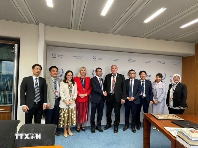 La delegación vietnamita se toma una foto de recuerdo con el subdirector general del OIEA encargado de energía atómica, Mijaíl Chudakov, y funcionarios del OIEA. (Foto: VNA) La delegación vietnamita se toma una foto de recuerdo con el subdirector general del OIEA encargado de energía atómica, Mijaíl Chudakov, y funcionarios del OIEA. (Foto: VNA)