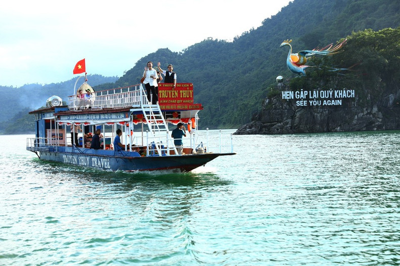 Paseo en barco por el majestuoso embalse de Tuyen Quang. (Foto: VNA) Paseo en barco por el majestuoso embalse de Tuyen Quang. (Foto: VNA)