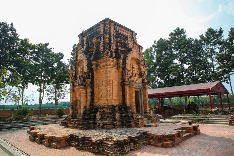 La Torre Chot Mat es una obra arquitectónica antigua típica, con la huella de la cultura Oc Eo (una civilización que floreció en el delta del río Mekong entre los siglos I y VII en el sur de Vietnam). (Foto: VNA) La Torre Chot Mat es una obra arquitectónica antigua típica, con la huella de la cultura Oc Eo (una civilización que floreció en el delta del río Mekong entre los siglos I y VII en el sur de Vietnam). (Foto: VNA)