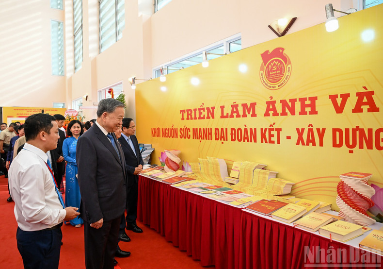 To Lam, junto con otros dirigentes del Partido y del Estado y delegados, visitan la exposición organizada en el marco del evento. To Lam, junto con otros dirigentes del Partido y del Estado y delegados, visitan la exposición organizada en el marco del evento.
