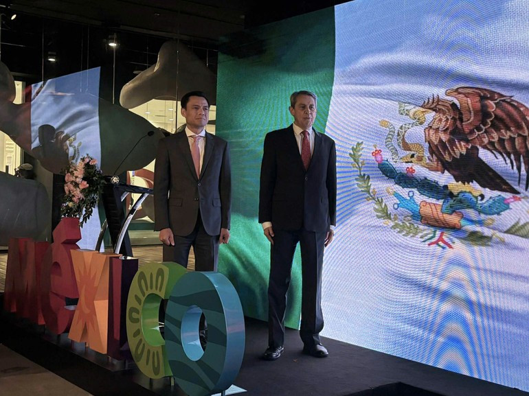 El viceministro de Relaciones Exteriores, Dang Hoang Giang, y el embajador de México en Vietnam, Alejandro Negrín, en la ceremonia. El viceministro de Relaciones Exteriores, Dang Hoang Giang, y el embajador de México en Vietnam, Alejandro Negrín, en la ceremonia.