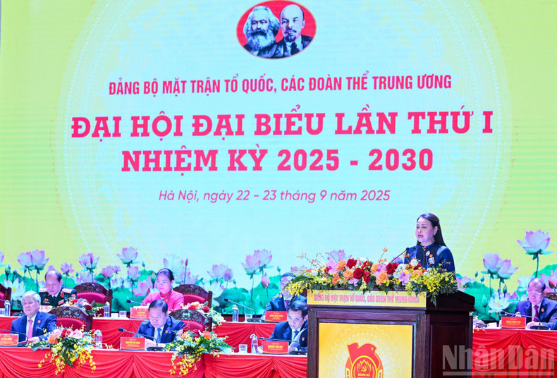 Nguyen Thi Thu Ha, subsecretaria permanente del Comité del Partido del FPV y organizaciones de masas de nivel central, presenta el proyecto de Informe Político. Nguyen Thi Thu Ha, subsecretaria permanente del Comité del Partido del FPV y organizaciones de masas de nivel central, presenta el proyecto de Informe Político.