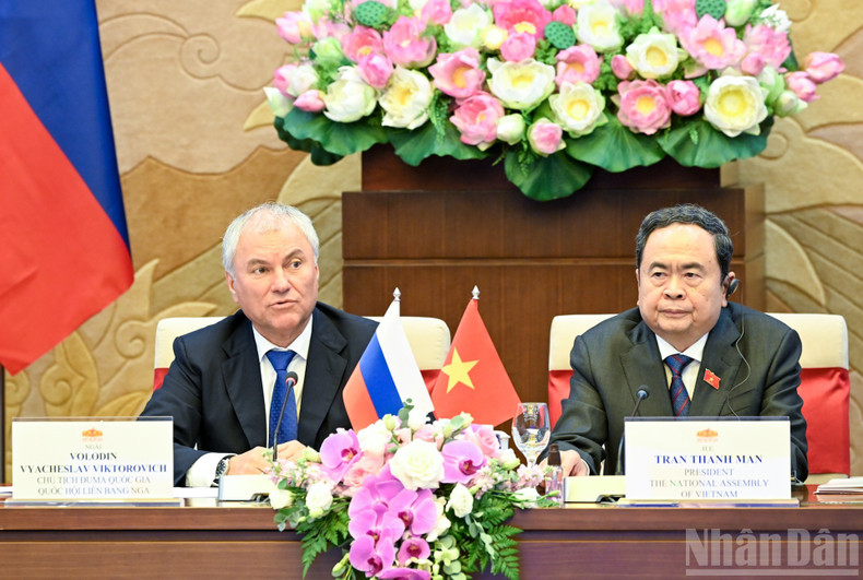 El presidente de la Duma Estatal de la Asamblea Federal de Rusia, Vyacheslav Volodin, hace uso de la palabra en la reunión. El presidente de la Duma Estatal de la Asamblea Federal de Rusia, Vyacheslav Volodin, hace uso de la palabra en la reunión.