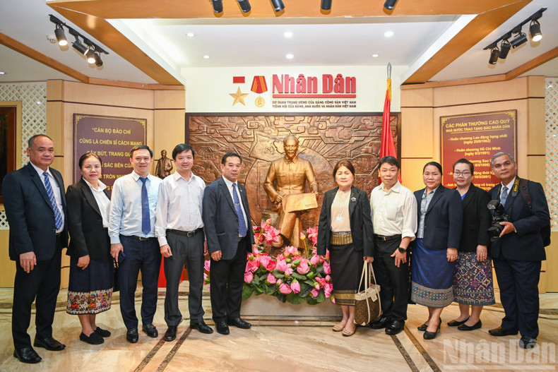 La delegación del diario Pasaxon en la Casa Tradicional del periódico Nhan Dan. La delegación del diario Pasaxon en la Casa Tradicional del periódico Nhan Dan.