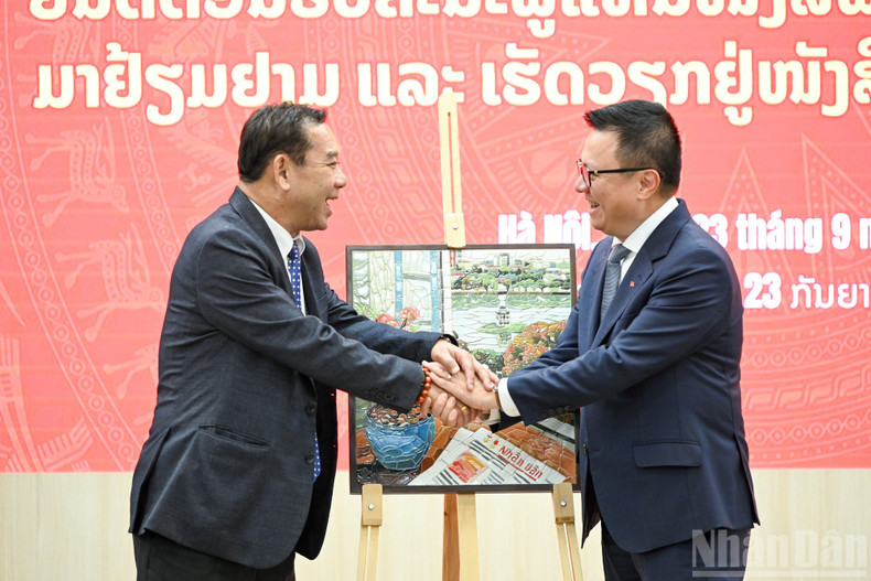 Le Quoc Minh entrega un obsequio a Vansay Tavinyan. Le Quoc Minh entrega un obsequio a Vansay Tavinyan.