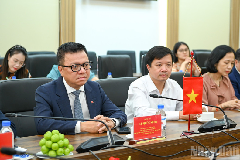 Le Quoc Minh, subjefe de la Comisión de Propaganda y Movilización de Masas del Comité Central del PCV, presidente-editor de Nhan Dan y presidente de la Asociación de Periodistas del país, habla en la reunión. Le Quoc Minh, subjefe de la Comisión de Propaganda y Movilización de Masas del Comité Central del PCV, presidente-editor de Nhan Dan y presidente de la Asociación de Periodistas del país, habla en la reunión.