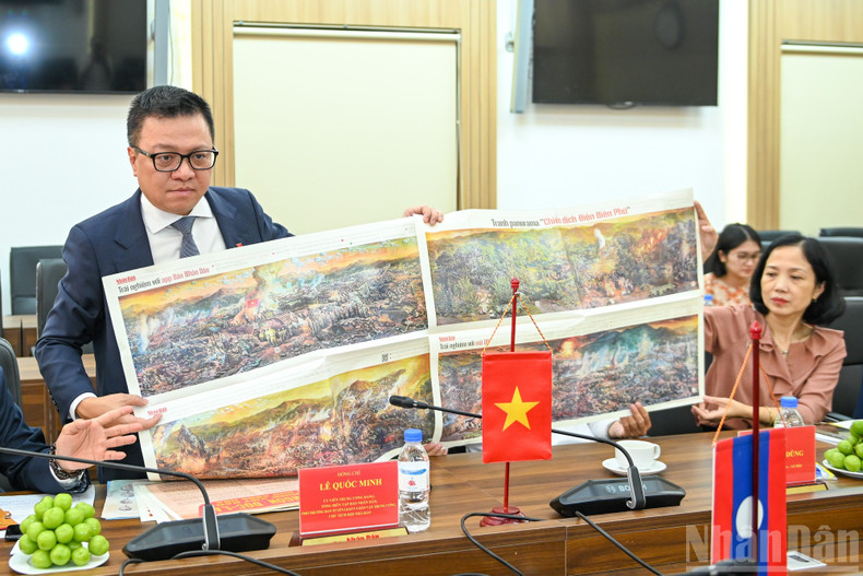 Le Quoc Minh presenta a la delegación de Pasaxon las publicaciones especiales de Nhan Dan. Le Quoc Minh presenta a la delegación de Pasaxon las publicaciones especiales de Nhan Dan.