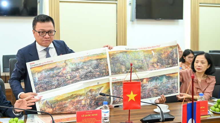 Le Quoc Minh, subjefe de la Comisión de Propaganda y Movilización de Masas del Comité Central del Partido Comunista de Vietnam, presidente-editor de Nhan Dan y presidente de la Asociación de Periodistas del país, presenta el suplemento panorámico de la Campaña Dien Bien Phu. Le Quoc Minh, subjefe de la Comisión de Propaganda y Movilización de Masas del Comité Central del Partido Comunista de Vietnam, presidente-editor de Nhan Dan y presidente de la Asociación de Periodistas del país, presenta el suplemento panorámico de la Campaña Dien Bien Phu.