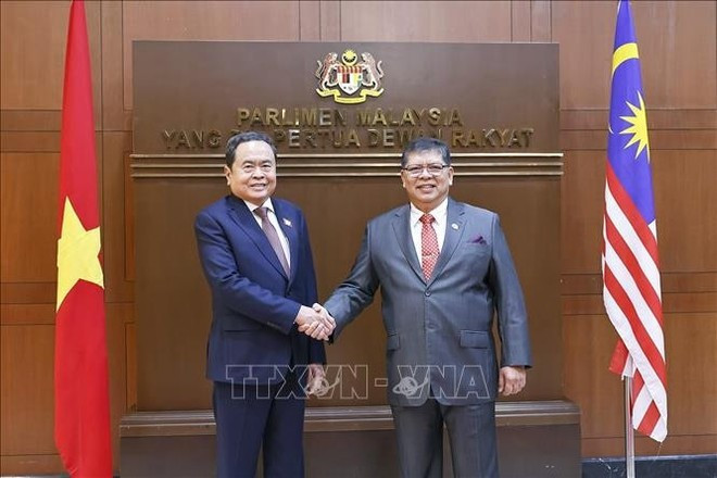 El presidente de la Cámara de Representantes de Malasia, Tan Sri Dato’ Johari bin Abdul (derecha) y el titular de la Asamblea Nacional (Parlamento) de Vietnam, Tran Thanh Man. (Foto: VNA) El presidente de la Cámara de Representantes de Malasia, Tan Sri Dato’ Johari bin Abdul (derecha) y el titular de la Asamblea Nacional (Parlamento) de Vietnam, Tran Thanh Man. (Foto: VNA)