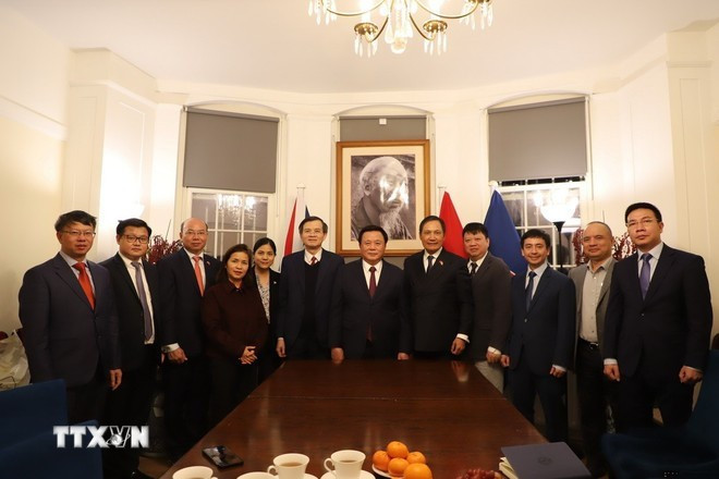 El miembro del Buró Político del Partido Comunista de Vietnam, director de la Academia Nacional de Política Ho Chi Minh y presidente del Consejo Teórico Central, Nguyen Xuan Thang se toma una foto de recuerdo con funcionarios y personal de la Embajada de Vietnam en el Reino Unido. (Foto: VNA) El miembro del Buró Político del Partido Comunista de Vietnam, director de la Academia Nacional de Política Ho Chi Minh y presidente del Consejo Teórico Central, Nguyen Xuan Thang se toma una foto de recuerdo con funcionarios y personal de la Embajada de Vietnam en el Reino Unido. (Foto: VNA)