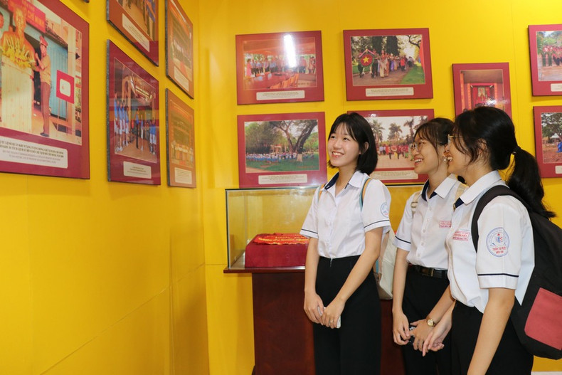 Estudiantes visitan y aprenden sobre imágenes y artefactos en la Casa de Exposiciones, ubicada en los terrenos del Templo de Ho Chi Minh. (Foto: VNA) Estudiantes visitan y aprenden sobre imágenes y artefactos en la Casa de Exposiciones, ubicada en los terrenos del Templo de Ho Chi Minh. (Foto: VNA)