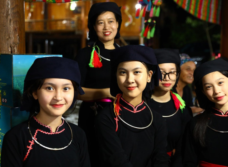 Sonrisas radiantes de las chicas Tay en la comuna de Thuong Lam, Tuyen Quang. (Foto: VNA) Sonrisas radiantes de las chicas Tay en la comuna de Thuong Lam, Tuyen Quang. (Foto: VNA)