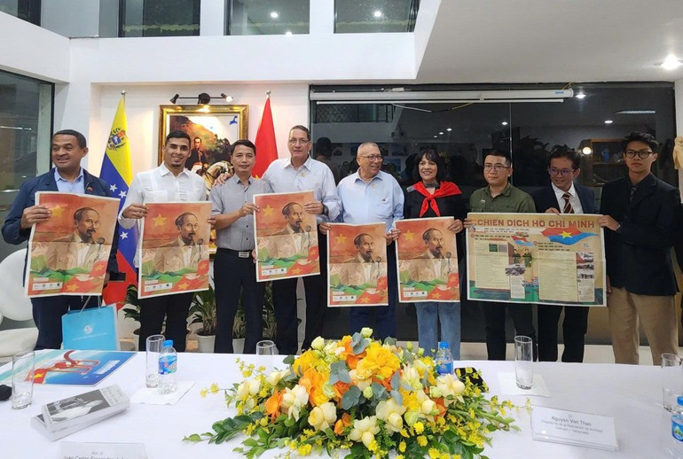 Los delegados venezolanos reciben el suplemento especial por el Día Nacional, publicado por el periódico Nhan Dan. (Foto: Embajada de Venezuela en Vietnam) Los delegados venezolanos reciben el suplemento especial por el Día Nacional, publicado por el periódico Nhan Dan. (Foto: Embajada de Venezuela en Vietnam)